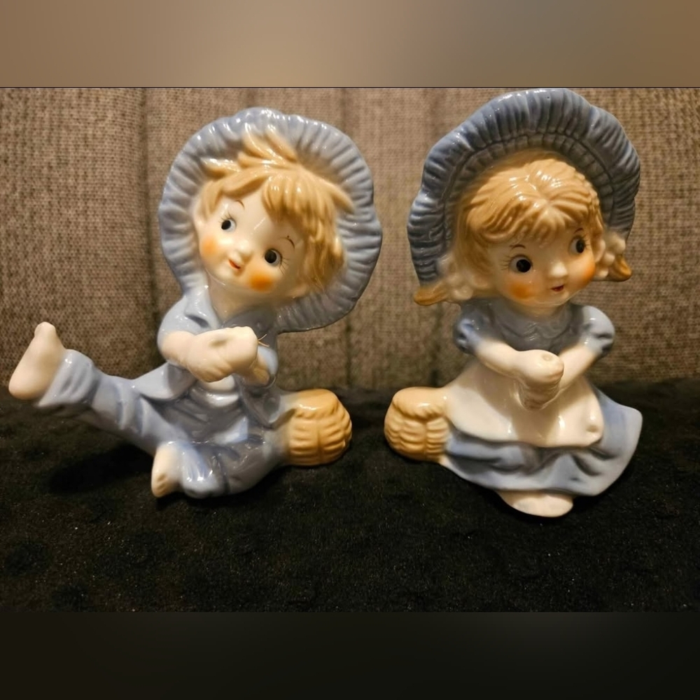 2 Vintage Glazed Porcelain Figurine of Boy & Girl With Big Blue Hats as is